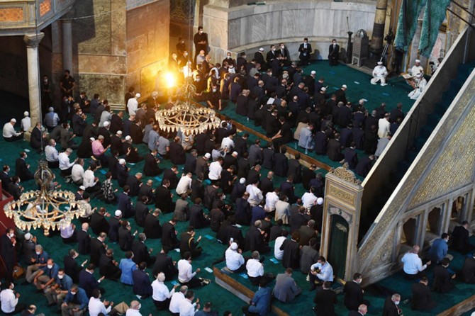 Ayasofya Camii'nin ibadet açılması Yunanistan'ı "yasa boğdu"