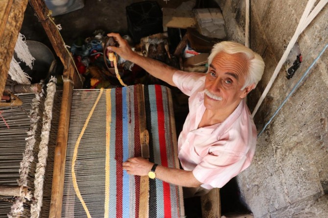 Babasından gizli öğrendiği kilimciliği yarım asırdır sürdürüyor