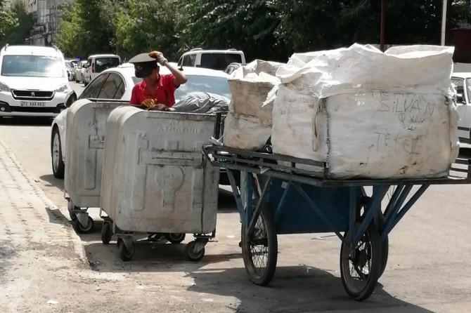 Batman’da çöp toplayan çocukların sevinci kameraya yansıdı