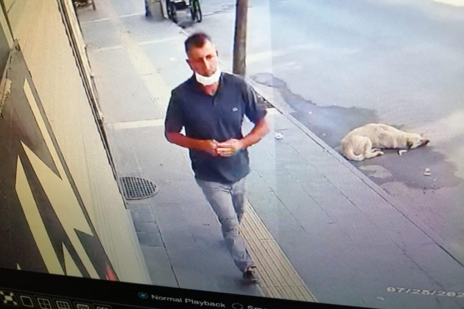 Adıyaman'da kuyumcudan döviz çalma anı kameralara yansıdı