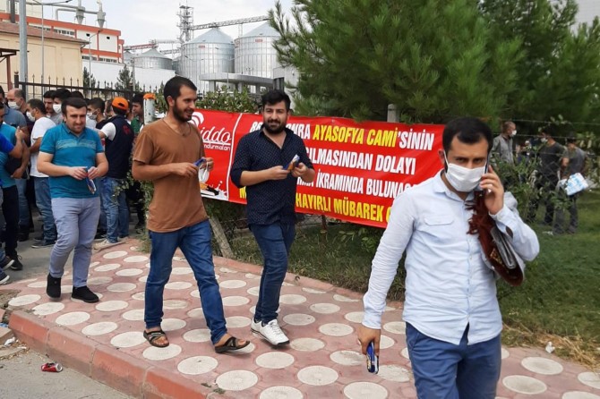 Ayasofya-i Batman'da Kebir Câmi-i Şerifi'nin ibadete açılması dolayısıyla dondurma dağıtıldı