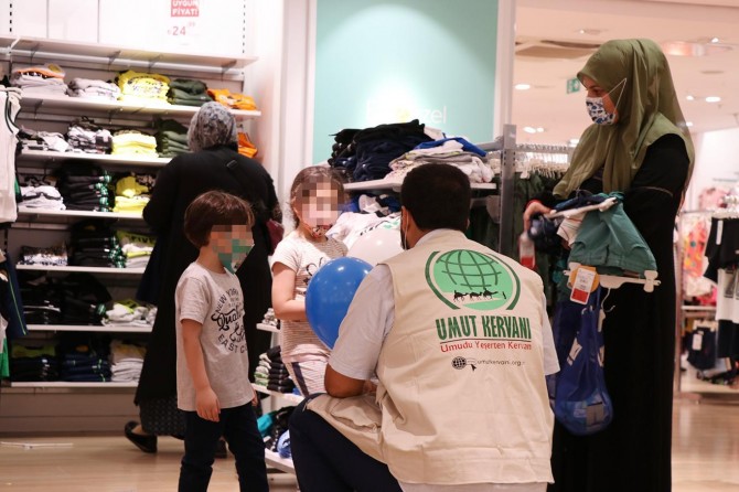 Weqfa Karwana Hêvîyê li Stenbolê berîya îdê ji êtîman re alîkarîya cil û bergan kir