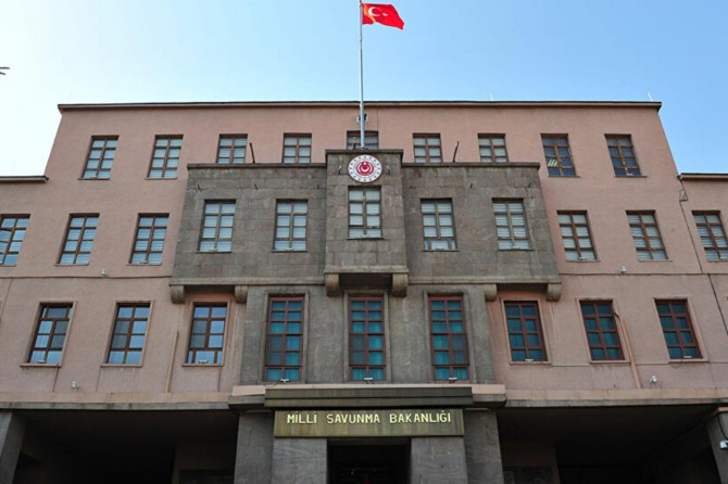 MSB'den Yunanistan'a: Bayrağımıza uzanan eller kırılır