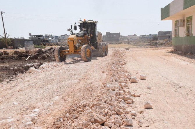 Viranşehir'de yol yapım çalışmalarını sürdürüyor