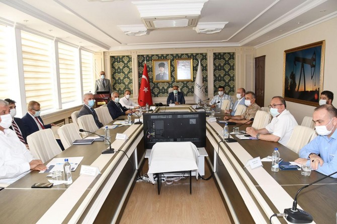 Vali Çuhadar: "Vaka sayılarındaki dalgalanmalar tehlikenin geçmediğini gösteriyor"