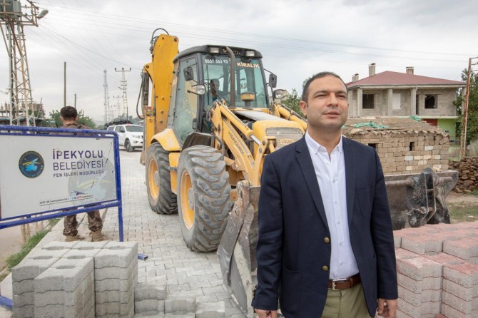 İpekyolu Kaymakamı ve Belediye Başkan Vekili Aslan, yol çalışmalarını yerinde inceledi