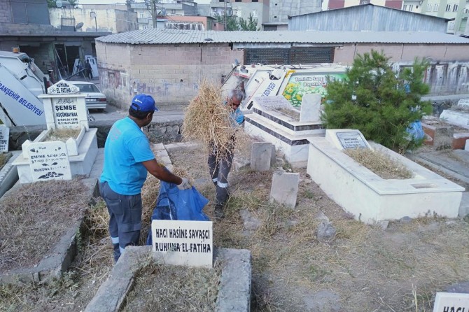 Mezarlıklarda bayram temizliği