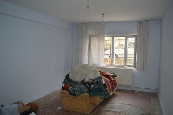 Hope Caravan Foundation repairs Syrian family's house and provides household goods