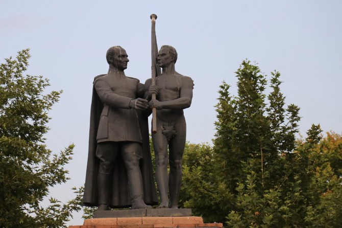 Ahlaksızlığı teşvik eden "çıplak heykel" derhal kaldırılsın