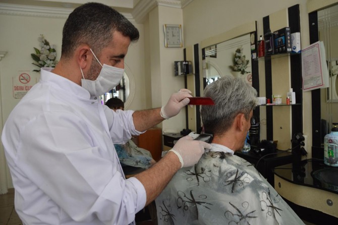 Siirt'te berberler bekledikleri hareketliliği göremeyince hayal kırıklığına uğradı