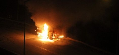 Diyarbakır'da servis aracı ateşe verildi foto