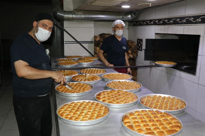 ​Bayramların değişmez lezzeti Antep baklavası için yoğun mesai harcanıyor