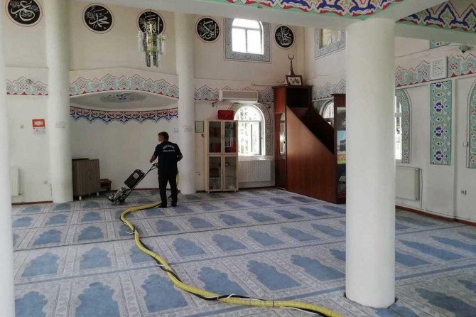 Diyarbakır'da camiler bayrama hazırlandı