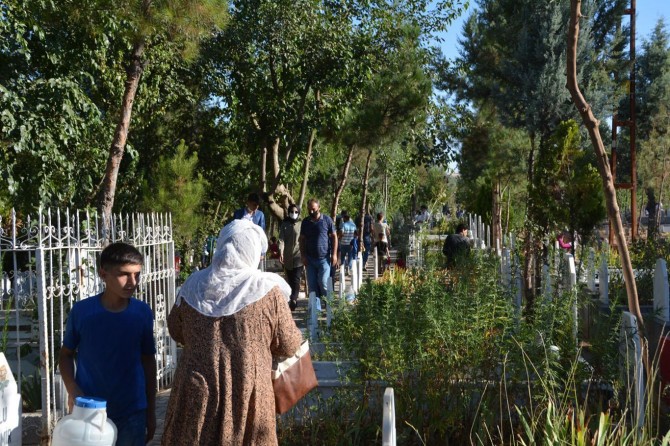 Batman’da vatandaşlar kabristanlara akın etti