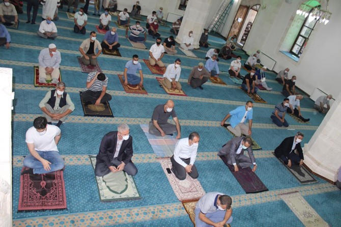 Pandemi sürecinde camide kılınan Kurban Bayramı namazı sevince vesile oldu