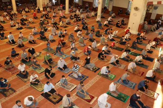 Gaziantepliler Bayram namazını Covid-19 tedbirlerine uyarak kıldı