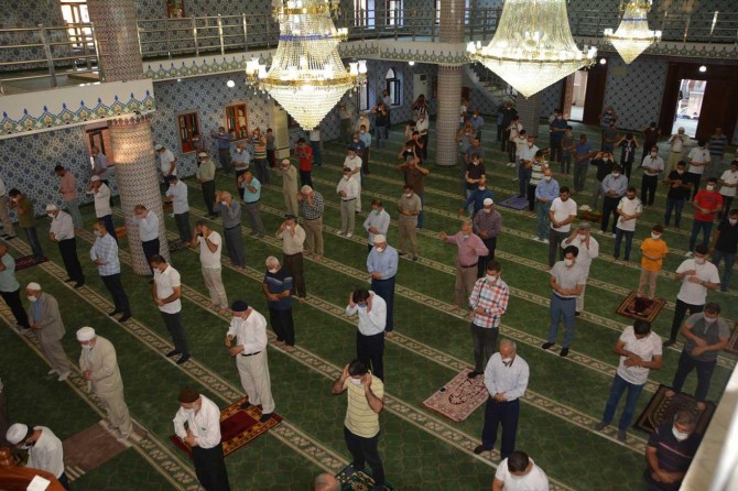 Batmanlılar Covid-19 tedbirlerine uyarak bayram namazını kıldı
