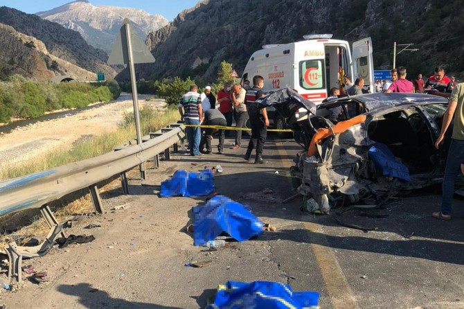 Pozantı'da otomobil ile kamyonetin çarpışması sonucu 4 kişi hayatını kaybetti
