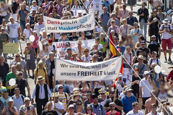 Almanya'da yeni tip Coronavirus önlemleri protesto edildi