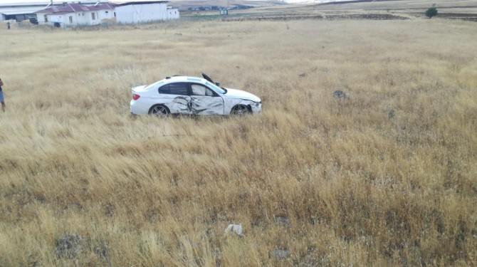 Traktörün çarptığı otomobil tarlaya girdi