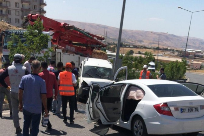 Siirt-Kurtalan Karayolu'nda hafif ticari araç ile otomobil çarpıştı: 4 yaralı