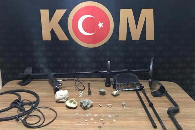 Uyuşturucu satıcısının evinde tarihi eserler ele geçirildi