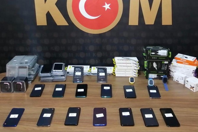 Malatya'da çok sayıda gümrük kaçağı cep telefonu ele geçirildi
