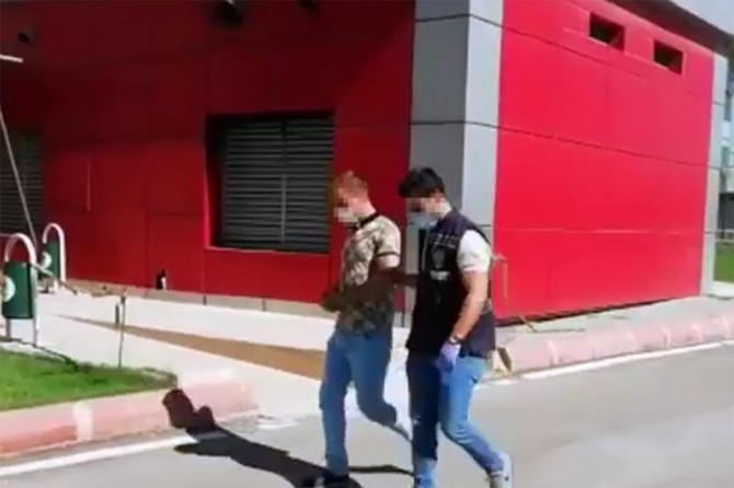 Yardım bahanesiyle ATM'den para çekenleri dolandıran şüpheli yakalandı