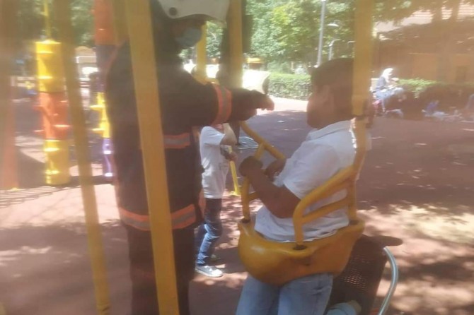 Battalgazi'de çocukların salıncağına sıkışan genç mahsur kaldı
