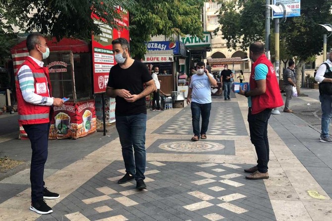 Adıyaman'da Covid-19'dan korunma yollarını anlatan broşür dağıtıldı