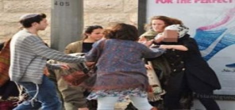 İsrailli Yahudilerden başörtülü kadına çirkin saldırı