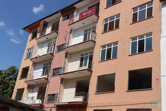 Elâzığ'da yıkılmayan ağır hasarlı binalar ahlaksızlık, alkol ve uyuşturucu yuvasına döndü
