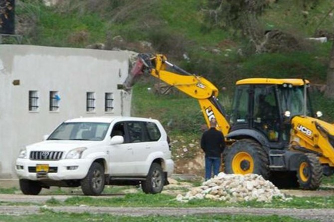 Zionist regime forces family to demolish house in Jerusalem