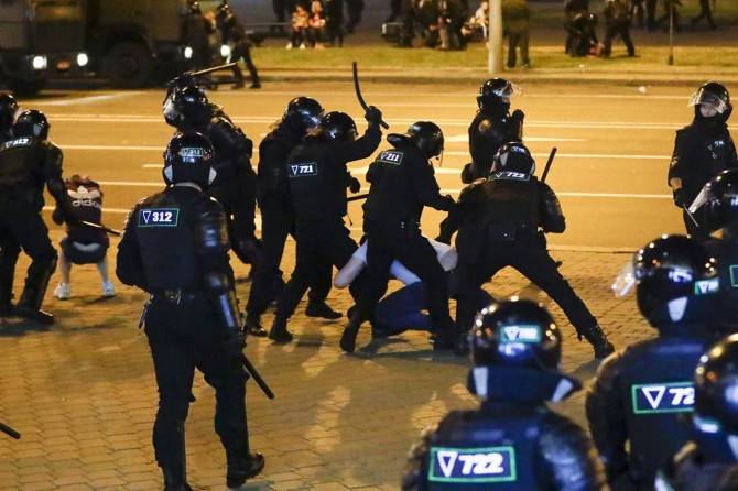 Belarus'ta düzenlenen gösterilerde 700 kişi daha gözaltına alındı