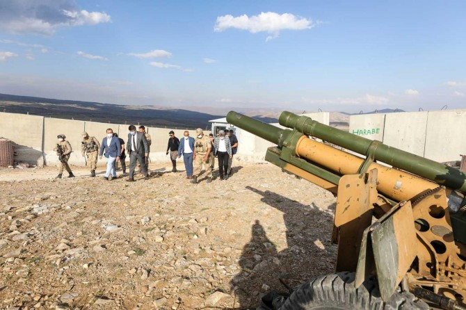 Van Valisi Bilmez, İran sınırında örülen güvenlik duvarı çalışmalarını inceledi