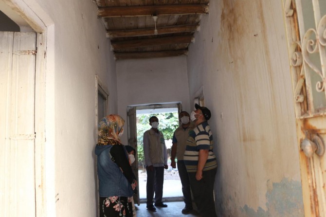 Harabe evde yaşamak zorunda kalan muhtaç aile hayırseverlerden yardım bekliyor