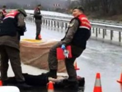 Ceset üzerinde ayak şakası VİDEO