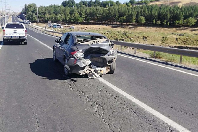 Di qezaya ku li ser Rêbeja Diyarbekir-Mêrdînê pêk hat de yek jê zarok 3 kes birîndar bûn