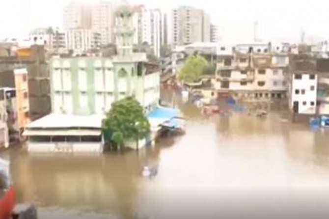 Hindistan'ın elmas başkenti "Surat" seller altında