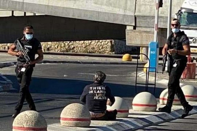 Zionist soldiers shoot Palestinian elderly man at Qalandiya crossing