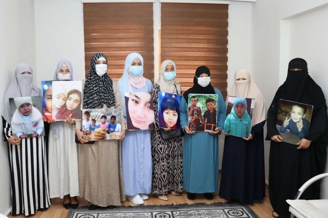 Uygurlu anneler, haber alamadıkları çocuklarına kavuşmak için yetkililere seslendi