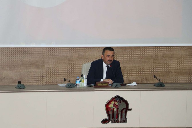 Vali Hacıbektaşoğlu, “En öncelikli işimiz Covid-19 salgınıyla mücadele olmalıdır”