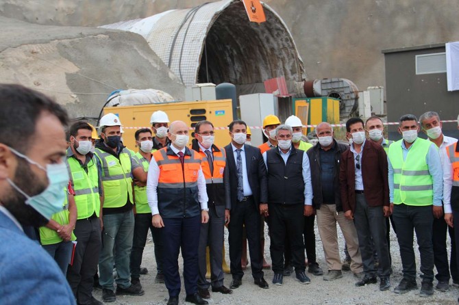 Bakan Karaismailoğlu, Van’da yapımı devam eden yol ve yapılarda incelemelerde bulundu
