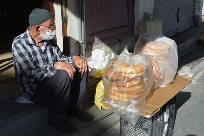 Yaşlı adam tandır ekmeği satarak ailesinin geçimini sağlıyor