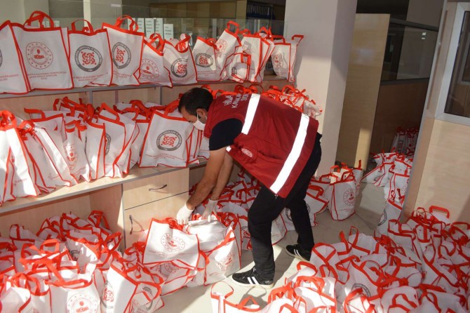 Hilvan’da 600 muhtaç aileye maske ve dezenfektan dağıtımı yapıldı