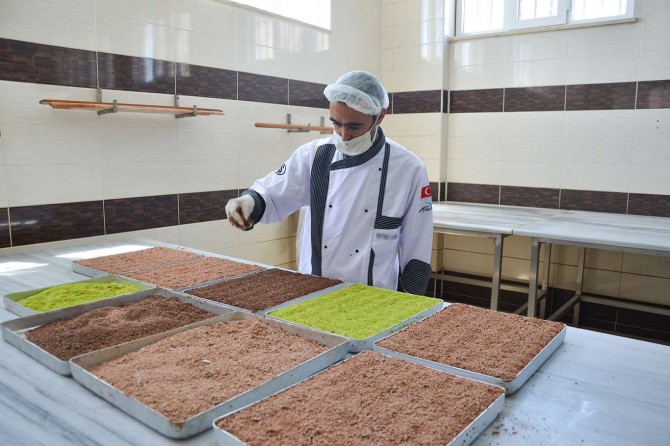 Soğuk baklava, hafifliği ve ferahlığıyla yaz aylarının vazgeçilmez tatlısı konumunda