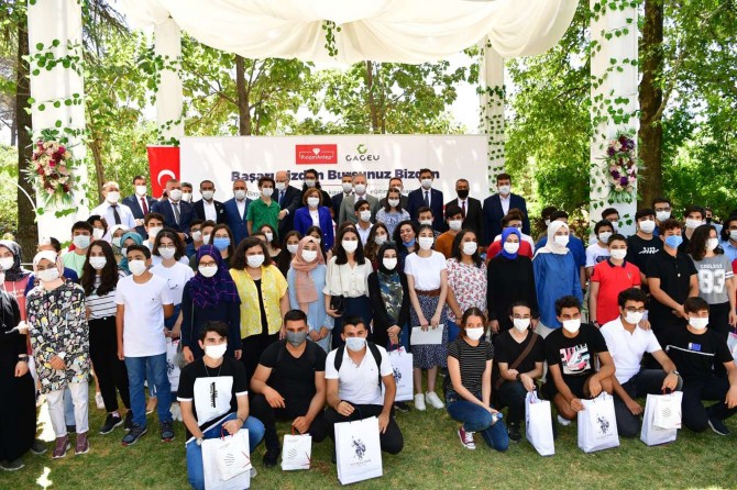 Öğrencilerin ödüllendirildiği programda sosyal mesafe kuralı unutuldu