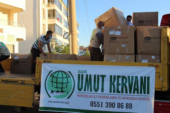 Elazığ Umut Kervanı İdlib’te 15 bin insanın kışlık giyim ihtiyacını karşıladı