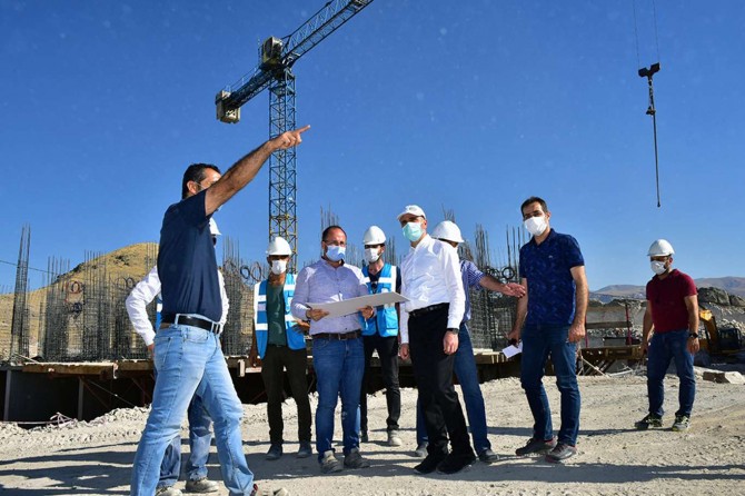 Malatya Valisi Baruş, deprem konutlarını inceledi