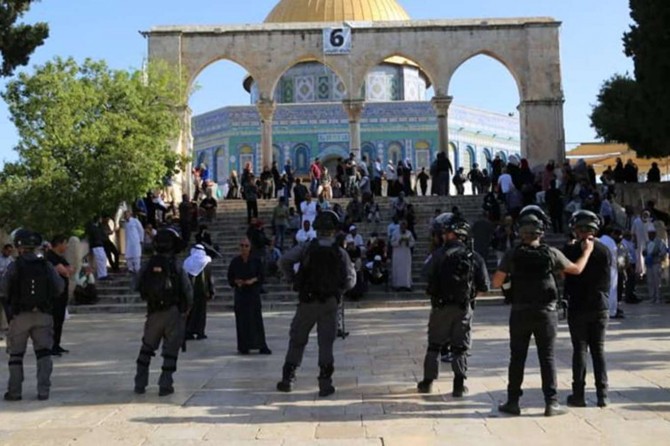 Zionist regime’s police arrest three Palestinians at Aqsa Mosque